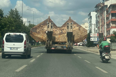 Bursa’da gemi çapası taşıyan TIR’a otobüs çarptı: Yaralılar var