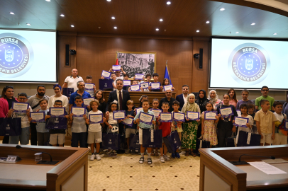 Bursa’da kodlama öğrenen çocuklar sertifikalarını gururla aldı