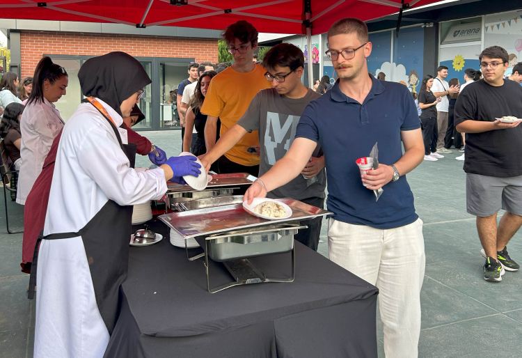 Arena’nın ikinci geleneksel pilav günü coşku dolu geçti - Bursa Hayat Gazetesi-4