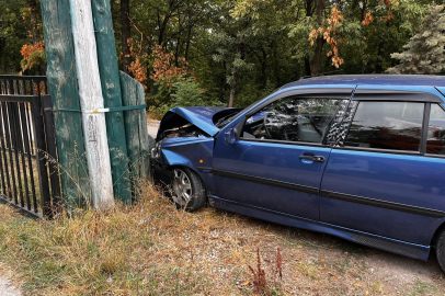 Bursa'da kontrolden çıkan otomobil kafenin bahçesine daldı!