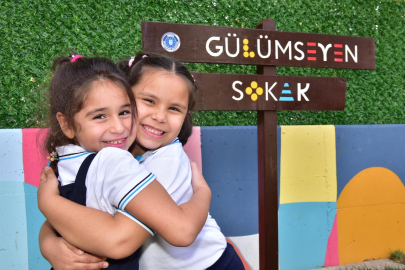 Bursa’da 'Gülümseyen Sokak' miniklere emanet edildi