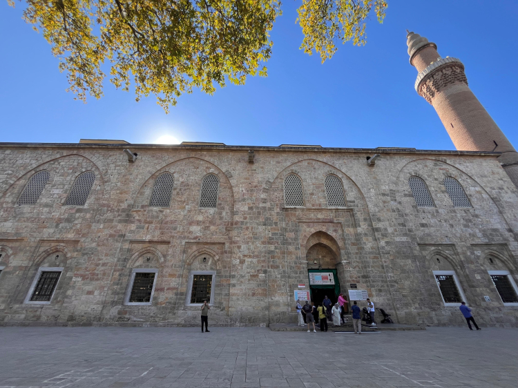 Bursa Ulu Camii’deki “Dört Vav” sırrı - Bursa Hayat Gazetesi-3