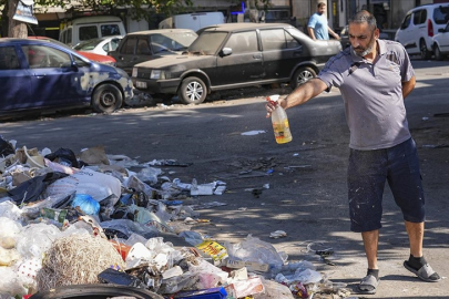 Çöplerin toplanmadığı İzmir’de esnaftan mazotlu çözüm