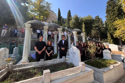 Sevenleri Zeki Müren'i unutmadı! Ölümünün 29. yılında kabri başında anıldı