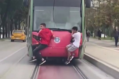Bursa’da bu görüntü ilk değil! Tramvayın arkasına tutunarak gittiler