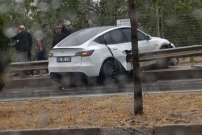 Tesla bariyere saplandı!