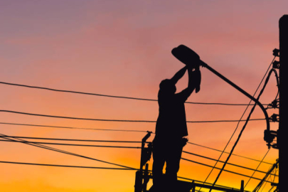 Bursa’da elektrik direğinden düşen 2 tekniker yaralandı