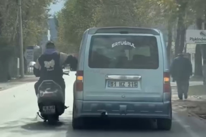 Bursa’da tek elle motosikletle tehlikeli sohbet anı kamerada