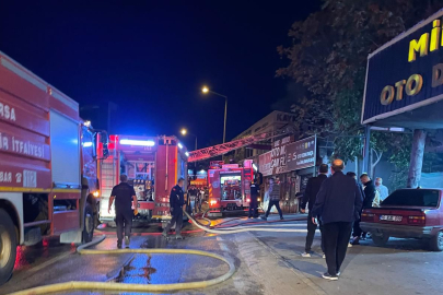 Bursa'da korkutan yangın! Dört dükkan kullanılamaz hale geldi