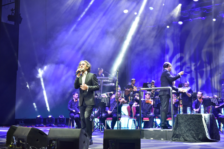 Ertelenen konserler yeniden başladı: Fettah Can Bursa’yı büyüledi - Bursa Hayat Gazetesi-2