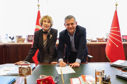 Ünlü yazar Ayşe Kulin CHP’ye katıldı: Rozetini Özgür Özel taktı!