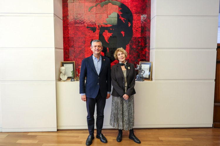 Ünlü yazar Ayşe Kulin CHP’ye katıldı: Rozetini Özgür Özel taktı! - Bursa Hayat Gazetesi-2