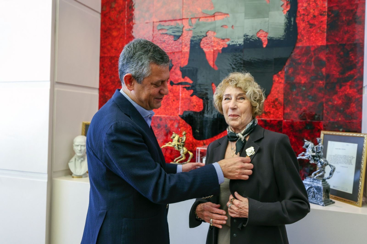 Ünlü yazar Ayşe Kulin CHP’ye katıldı: Rozetini Özgür Özel taktı! - Bursa Hayat Gazetesi-3