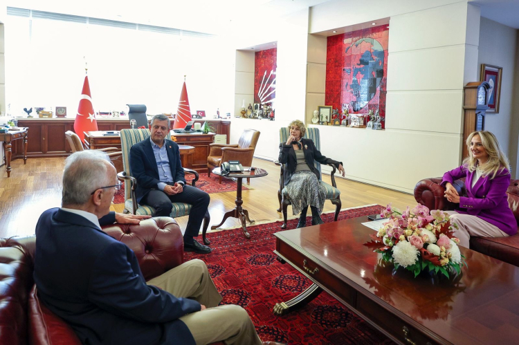 Ünlü yazar Ayşe Kulin CHP’ye katıldı: Rozetini Özgür Özel taktı! - Bursa Hayat Gazetesi-4