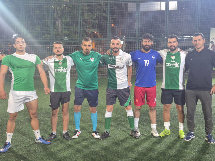 Mahalle ruhu sahaya indi: Amatör halı saha turnuvası renkli başladı - Bursa Hayat Gazetesi-4