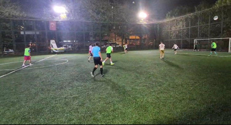 Mahalle ruhu sahaya indi: Amatör halı saha turnuvası renkli başladı - Bursa Hayat Gazetesi-6