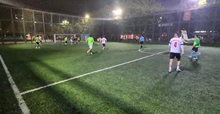 Mahalle ruhu sahaya indi: Amatör halı saha turnuvası renkli başladı - Bursa Hayat Gazetesi-5