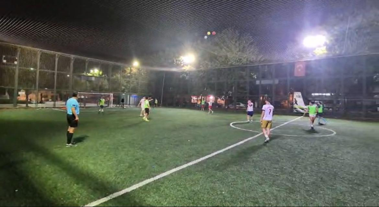 Mahalle ruhu sahaya indi: Amatör halı saha turnuvası renkli başladı - Bursa Hayat Gazetesi-2