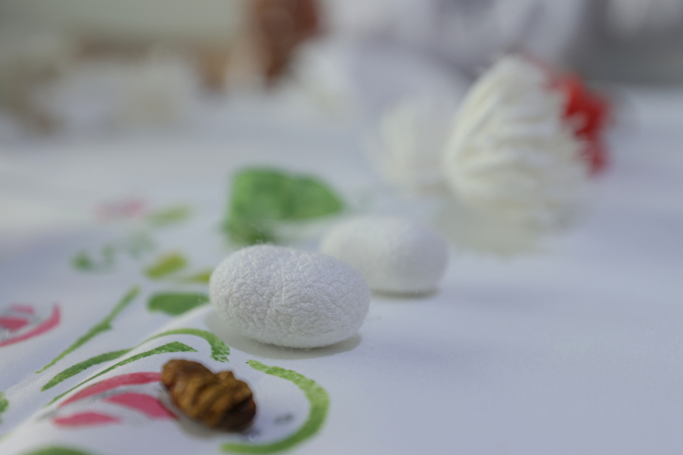 Bursa’da 31 yıldır ipekten sanat eserleri üretiyor!-Bursa Hayat Gazetesi-3