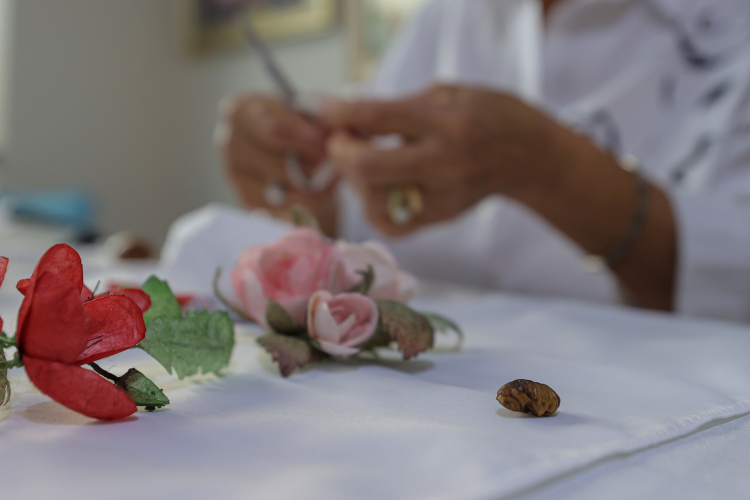 Bursa’da 31 yıldır ipekten sanat eserleri üretiyor!-Bursa Hayat Gazetesi-5