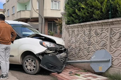 Bursa’da çarpışan araçlar site duvarına saplandı