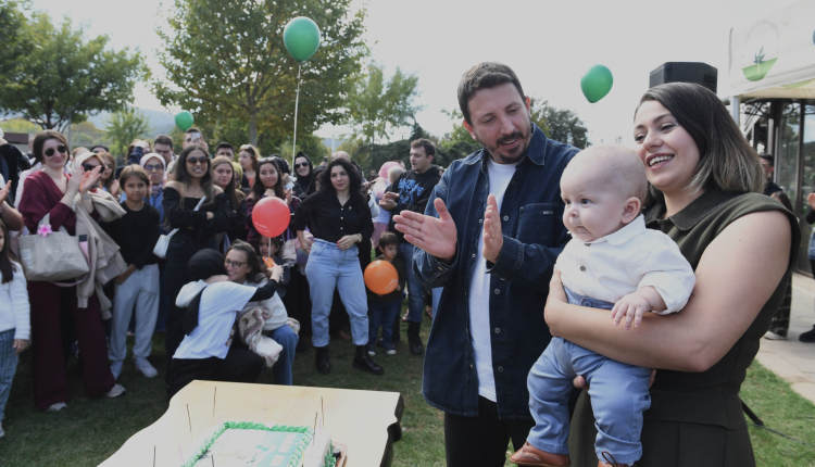 Bursa’da minik Çağan Ata için yüzlerce balon gökyüzüne bırakıldı - Bursa Hayat Gazetesi-3