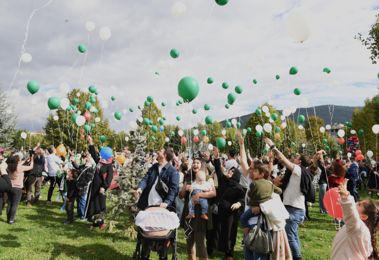 Bursa’da minik Çağan Ata için yüzlerce balon gökyüzüne bırakıldı - Bursa Hayat Gazetesi-2