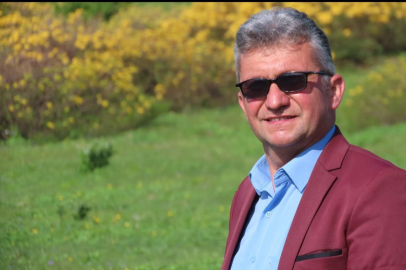 Gemlik’te sahnede kalp krizi geçiren sanatçı hayatını kaybetti