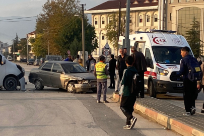 Bursa'da ara sokaktan çıkan servisle kafa kafaya çarpıştı!