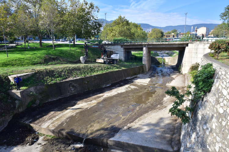 Sel riskine karşı temizlik başladı: Gökdere’de yoğun mesai - Bursa Hayat Gazetesi-4