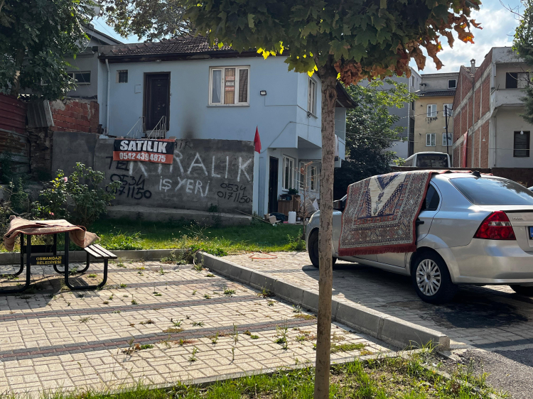 Su kesintileri sürerken şok görüntü: Bursa'da Camii çeşmesinde halı yıkadılar!-Bursa Hayat Gazetesi-4