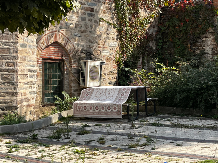 Su kesintileri sürerken şok görüntü: Bursa'da Camii çeşmesinde halı yıkadılar!-Bursa Hayat Gazetesi-5