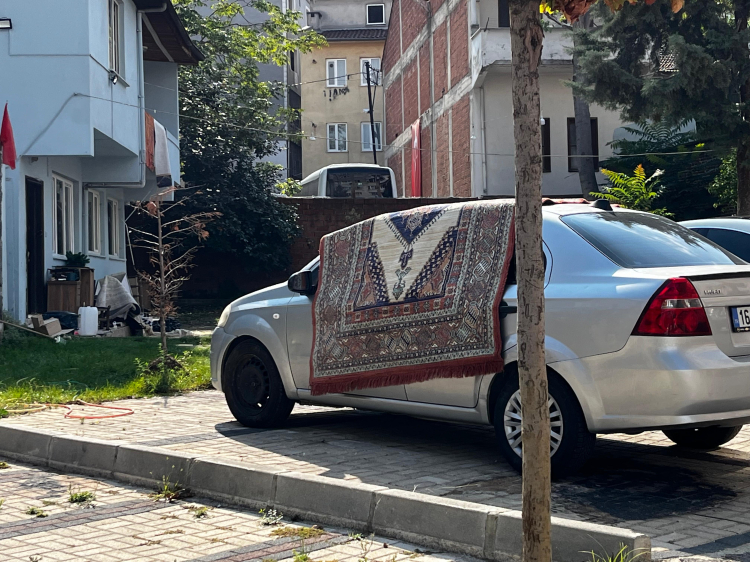 Su kesintileri sürerken şok görüntü: Bursa'da Camii çeşmesinde halı yıkadılar!-Bursa Hayat Gazetesi-2