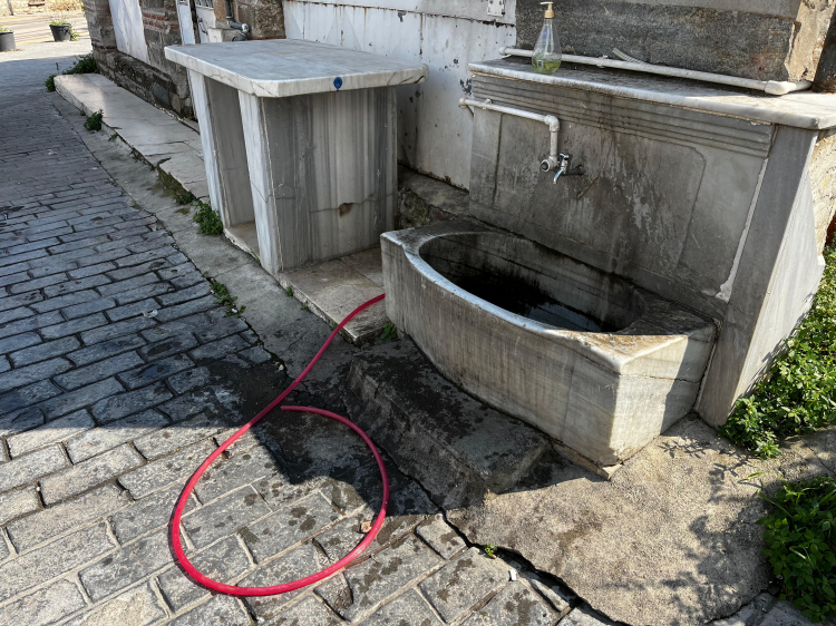 Su kesintileri sürerken şok görüntü: Bursa'da Camii çeşmesinde halı yıkadılar!-Bursa Hayat Gazetesi-3