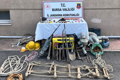 Bursa’da kaçak kazıya suçüstü: Cephanelik gibi define zulası