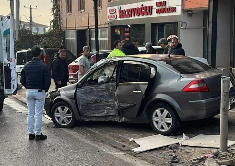 Bursa İnegöl'de korkutan kaza:! Otomobil beton direğe çarptı -Bursa Hayat-2
