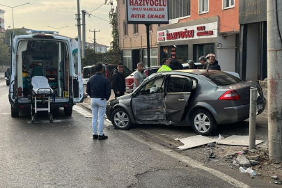Bursa İnegöl'de korkutan kaza! Otomobil beton direğe çarptı