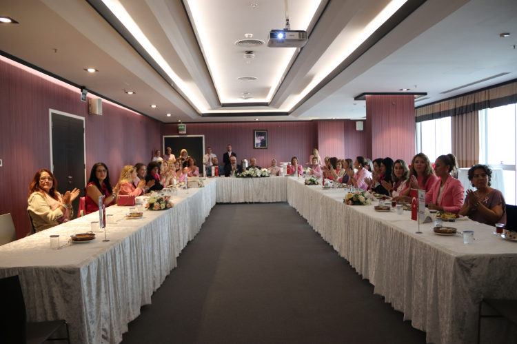 BUİKAD üyeleri pembe balonlarla farkındalık mesajı verdi - Bursa Hayat Gazetesi-2