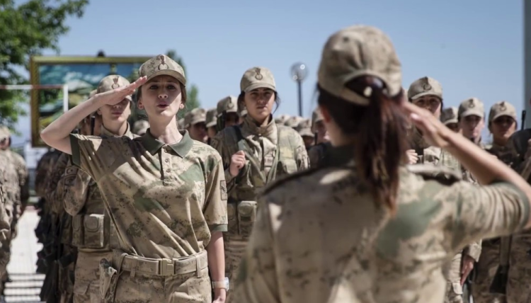 Kadınlara zorunlu askerlik mi geliyor? TBMM’ye sunulan dilekçe sosyal medyayı karıştırdı-Bursa Hayat Gazetesi-3