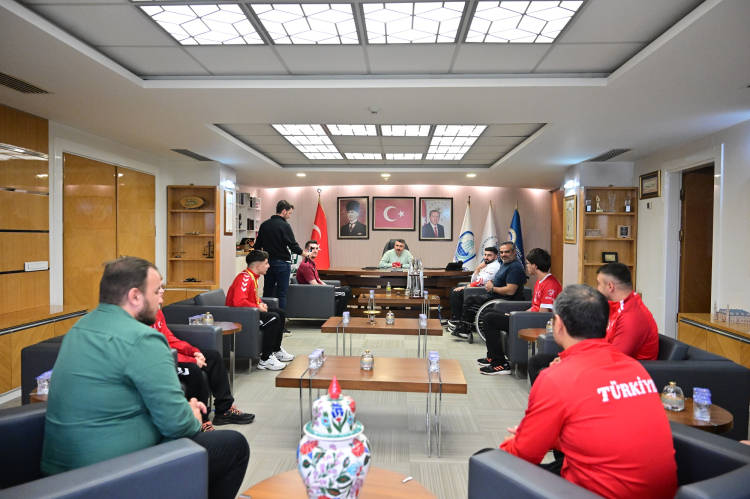 Başkan Oktay Yılmaz, spor kenti Yıldırım’ın şampiyonlarını ağırladı - Bursa Hayat Gazetesi-3