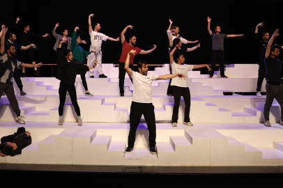 Nilüfer Kent Tiyatrosu’ndan müzikal şölen: 'Lüküs Hayat' yeniden yorumlandı!