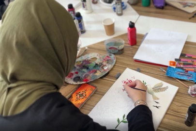 Bursa’da gençler fırça darbeleriyle insanlığa ses oldu