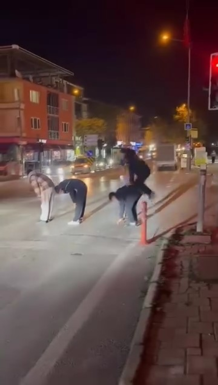 Bursa yaya geçidinde sıra dışı anlar!-Bursa Hayat Gazetesi-2