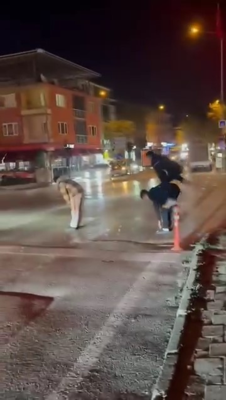 Bursa yaya geçidinde sıra dışı anlar!-Bursa Hayat Gazetesi-3