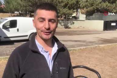 Dondurucu soğuğa aldırış etmeden, anne köpeği yavrularına kavuşturmak için ırmağa girdiler