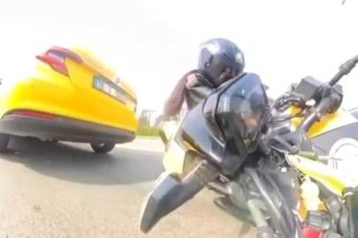 Bursa’da motosikletli duran taksiye çarptı!