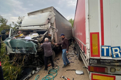 Bursa’da daralan yolda kafa kafaya çarpıştılar