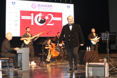 Cumhuriyet coşkusu Bursa’da Hakan Aysev’le doruğa çıktı