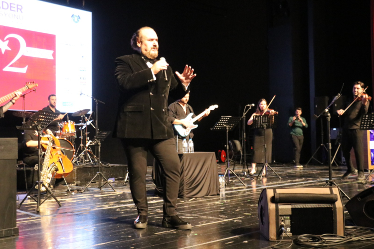 Cumhuriyet coşkusu Bursa’da Hakan Aysev’le doruğa çıktı - Bursa Hayat Gazetesi-2