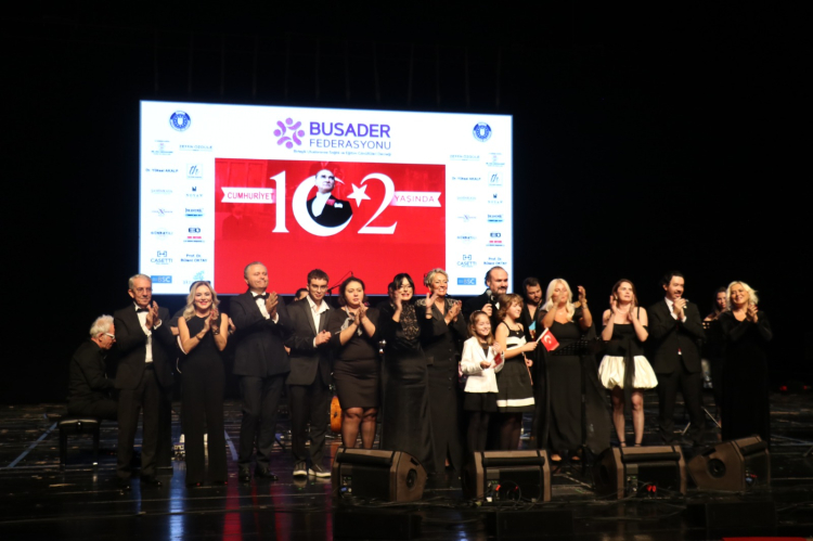 Cumhuriyet coşkusu Bursa’da Hakan Aysev’le doruğa çıktı - Bursa Hayat Gazetesi-6